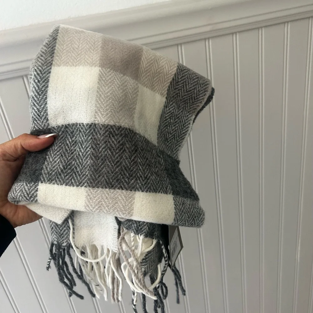 ⭐️ NEW Foxford 100% Lambs Wool Gray and Cream Neutral Checkered Scarf - Picture 5 of 6